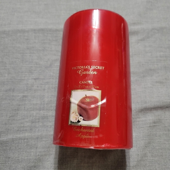 Victoria’s Secret Garden Candle Enchanted Apple New and Sealed - Picture 1 of 4